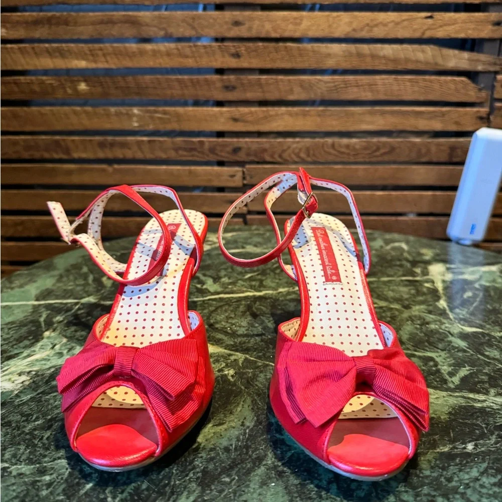 Darling pair of retro heels with bow and ankle strap - Picture 5 of 10